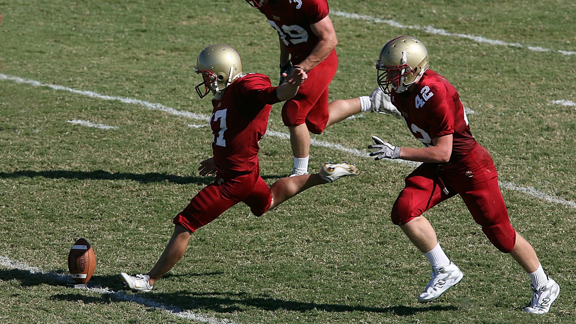 校园足球加入人工草皮测试项目提升场地适应能力，人工足球草坪什么标准